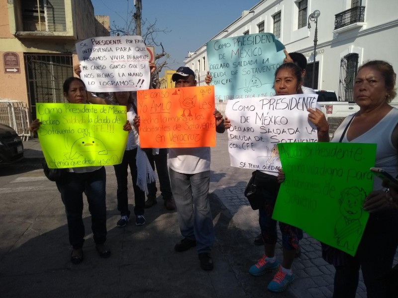 Manifestantes se hacen presentes en conferencia de AMLO