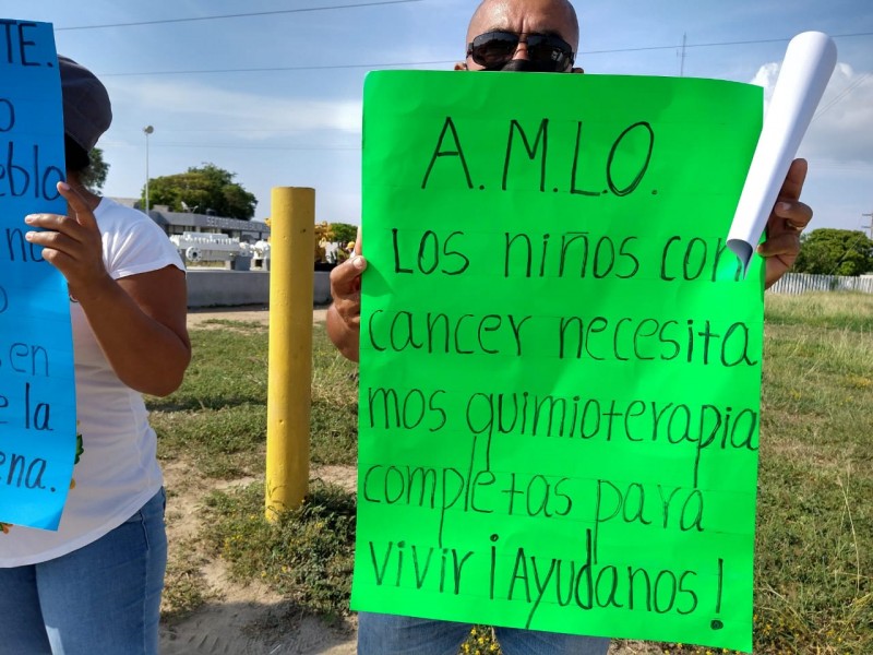 Manifestantes se quedan esperando, AMLO usa accesos alternos