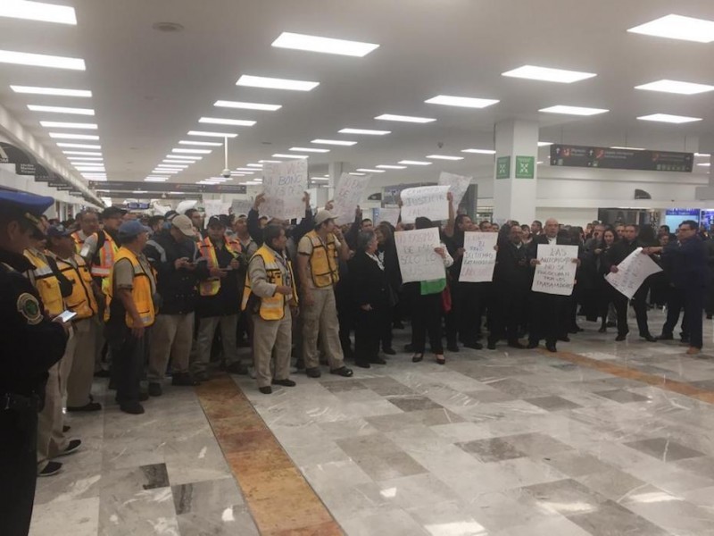 Manifestantes se retiran de Terminal 1 del aeropuerto