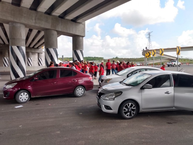 Manifestantes también esperan a AMLO