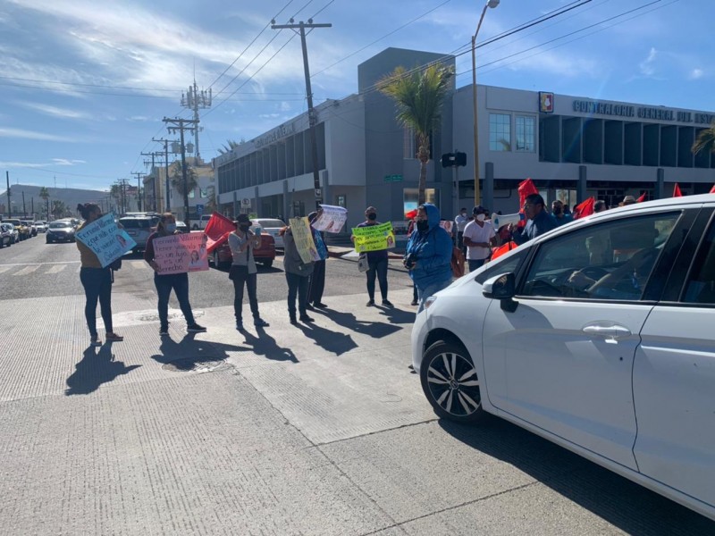 Manifestantes toma calle Allende