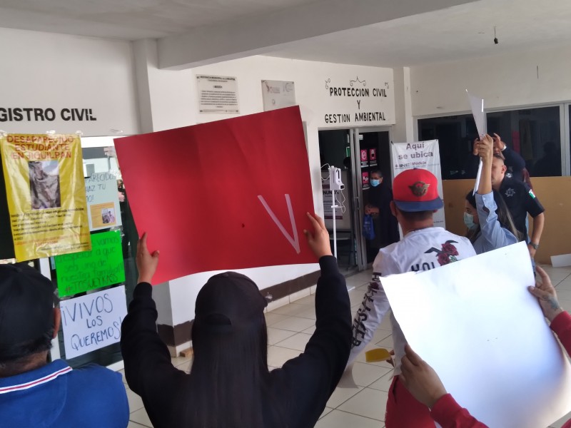 Manifestantes toman dependencias estatales en Tingüindín 