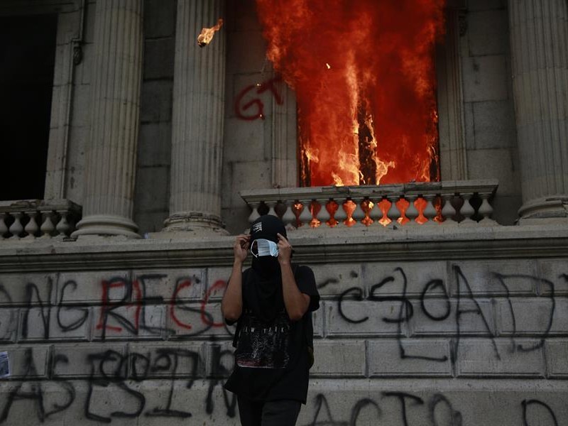 Manifestantes toman el Congreso de Guatemala y le prenden fuego