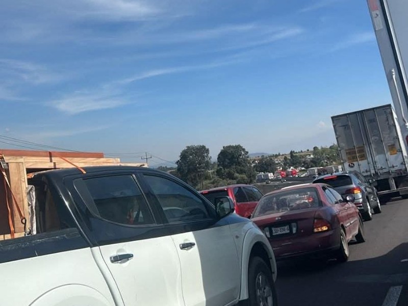 Manifestantes toman la autopista Méx-Pueb