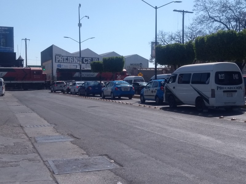 Maniobras del tren en Independencia generan caos vial