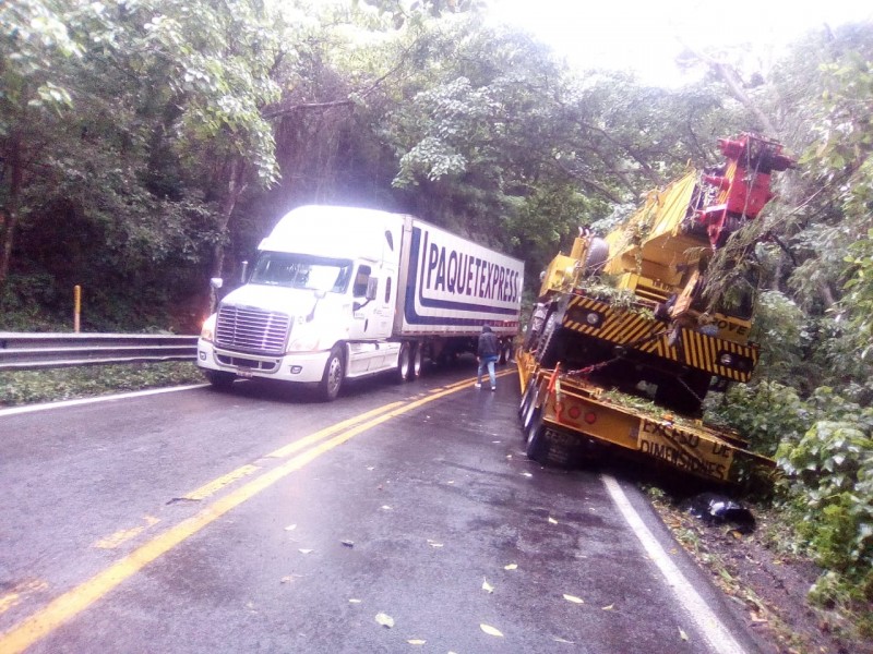 Maniobras para remover grúa cerrarán carretera México 200