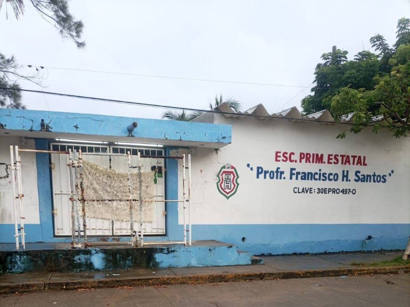 Manta con mensajes violentos provoca suspensión en primaria de Coatzacoalcos