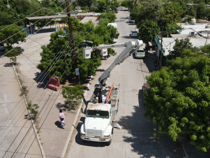 Mantiene Ayuntamiento de Guaymas trabajos de mejora en el alumbrado