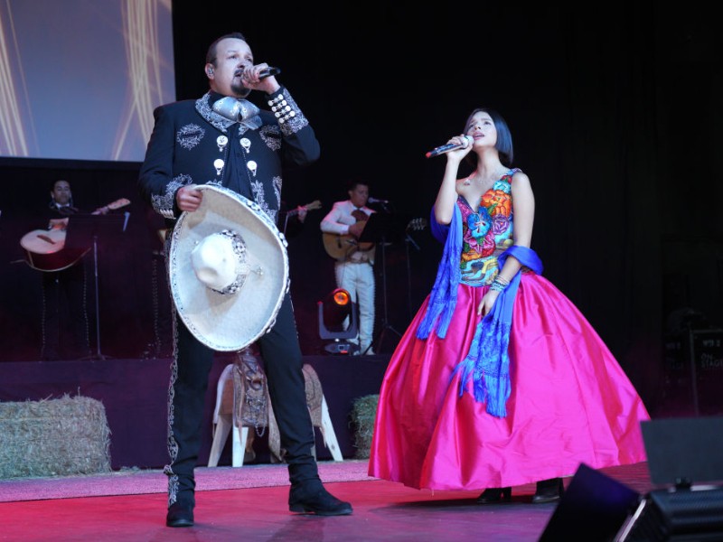 Mantiene gobernador concierto de familia Aguilar pese a reclamos