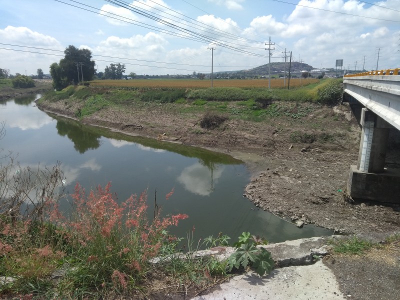 Mantienen bajo nivel de agua río y canales