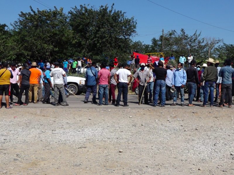 Mantienen bloqueo carretero armados con palos y machetes