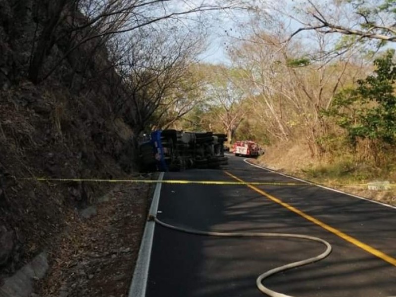 Mantienen cerrada circulación en carretera 200 por volcadura de pipa