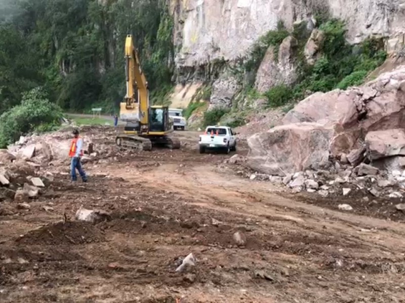 Mantienen cerrada la Mazatlán-Durango