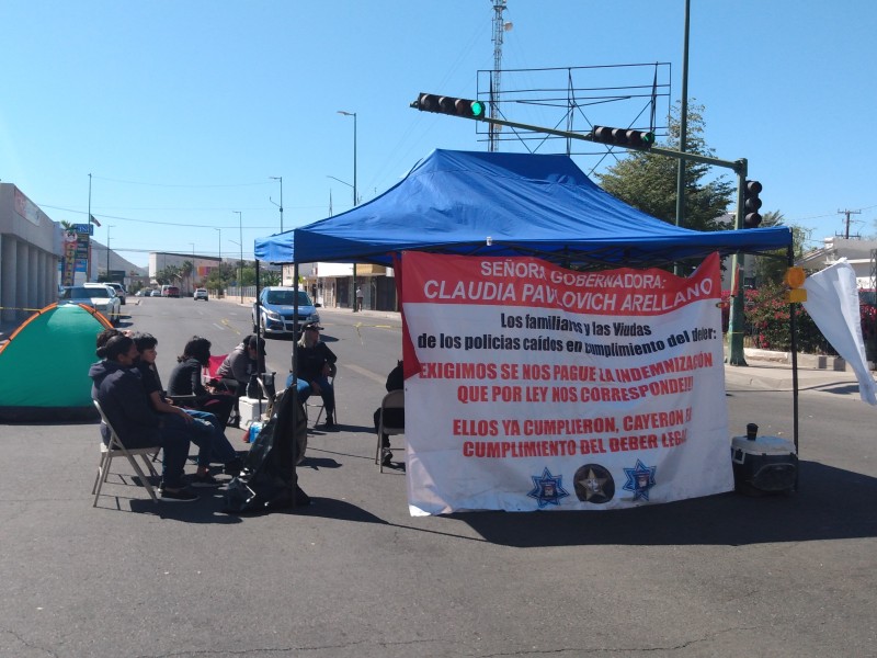 Mantienen plantón viudas de policías