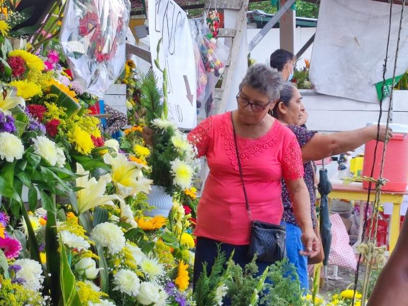 Mantienen precios de arreglos florales por Dia de Muertos