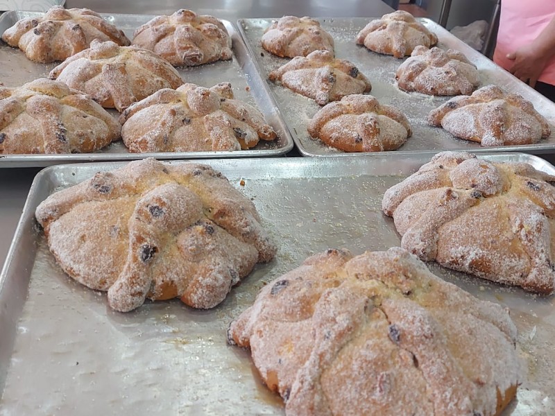 Mantienen tradición de pan de muerto pese a pandemia