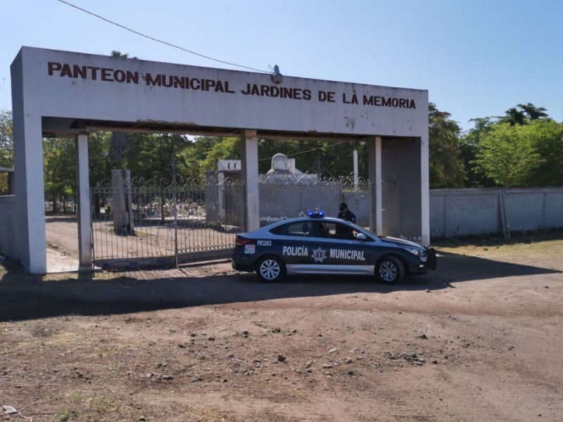 Mantienen vigilancia en panteones