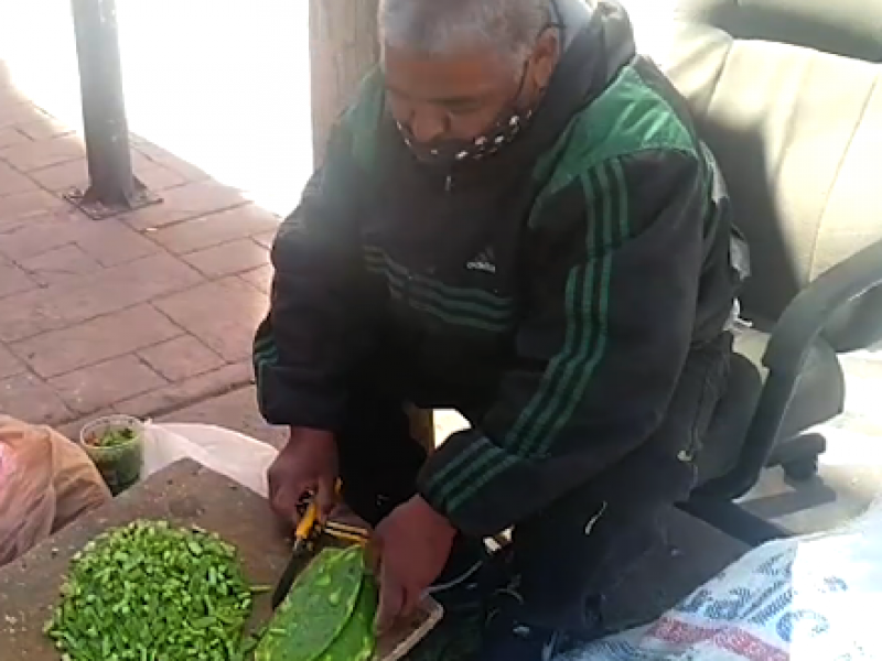 Manuel, adulto mayor vende nopales para subsistir