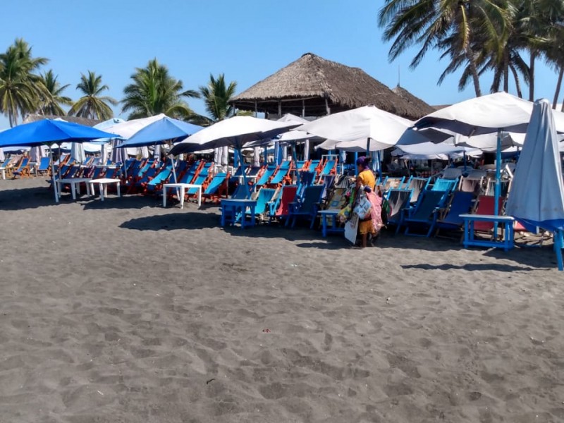 Manzanillo no cierra playas, pero sí retirarán a visitantes