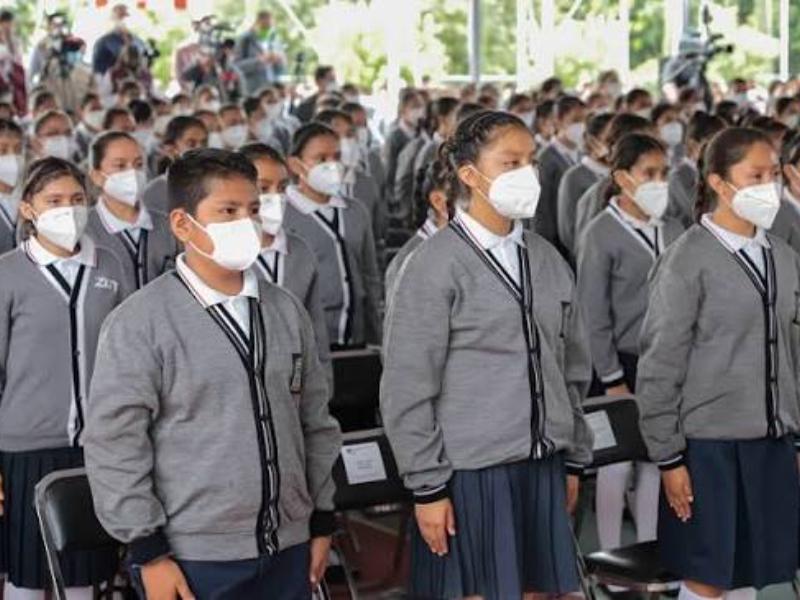 Maquileros levantan la mano para fabricar uniformes escolares en el 2027