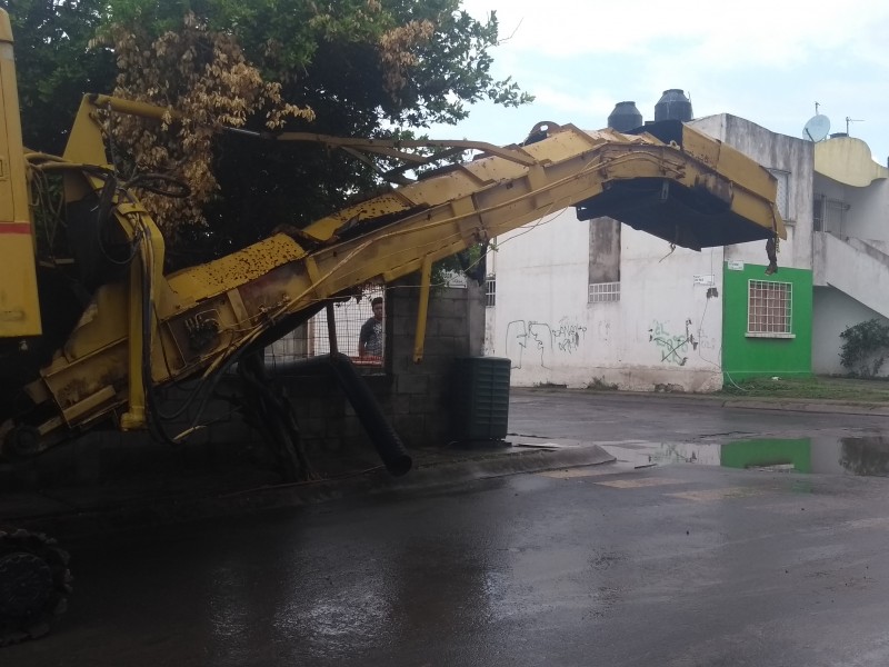 Maquinaría abandonada genera riesgo en Lomas 4