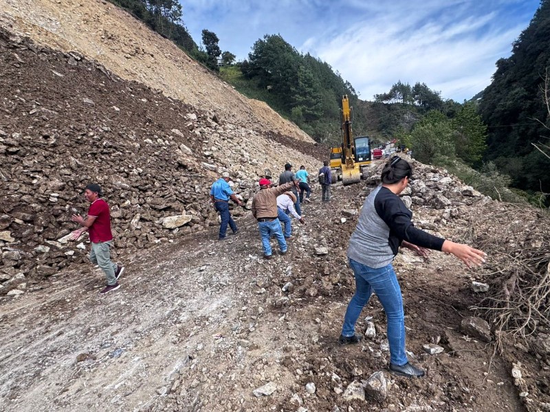 Maquinaria bloquea el paso de habitantes en Chichicapa Ajalpan