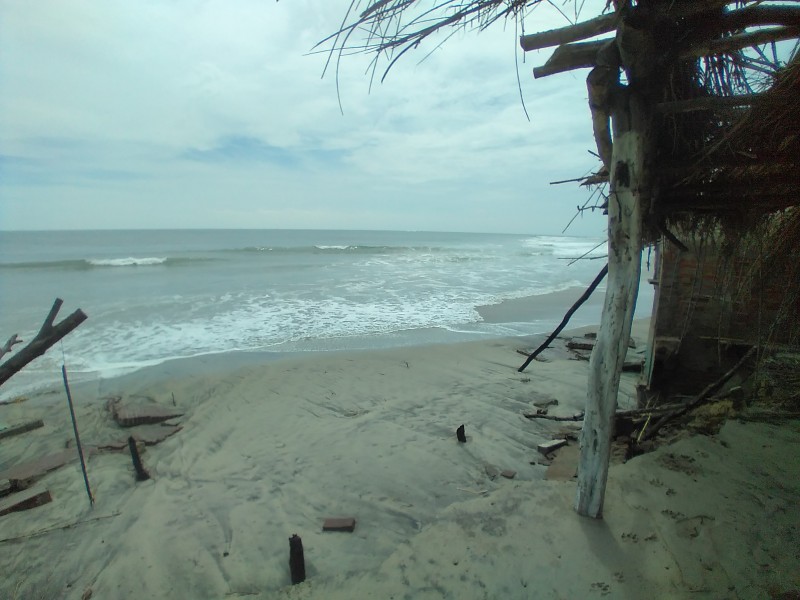 Mar arrasa con palapas y construcciones en playa Chipehua