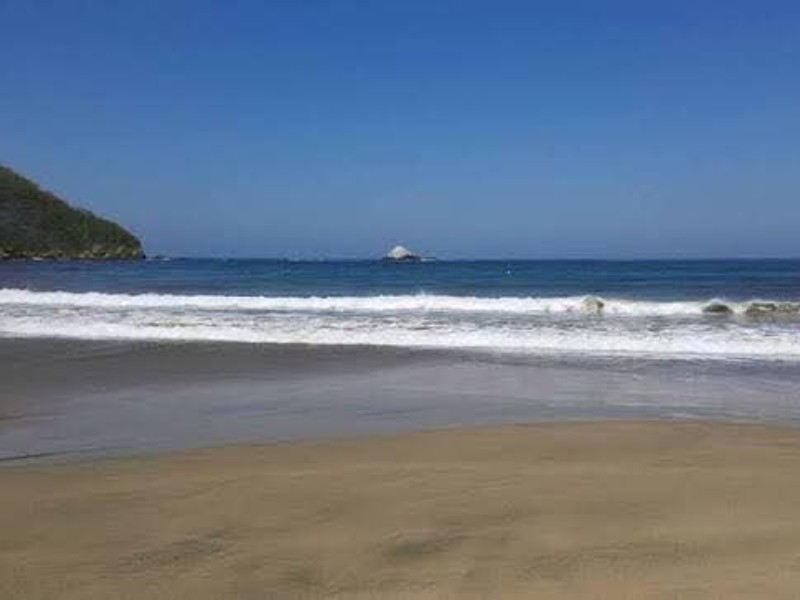 Mar arrastra a persona en Colima y su cuerpo aparece en Michoacán