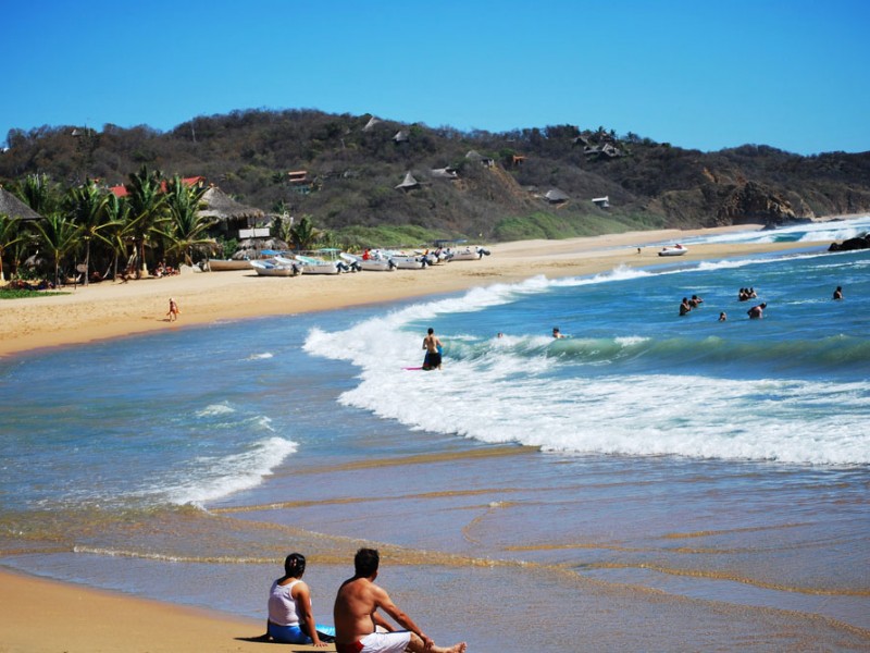 ¡Vacaciones terminan en tragedia! Mar arrastra a turistas en Oaxaca