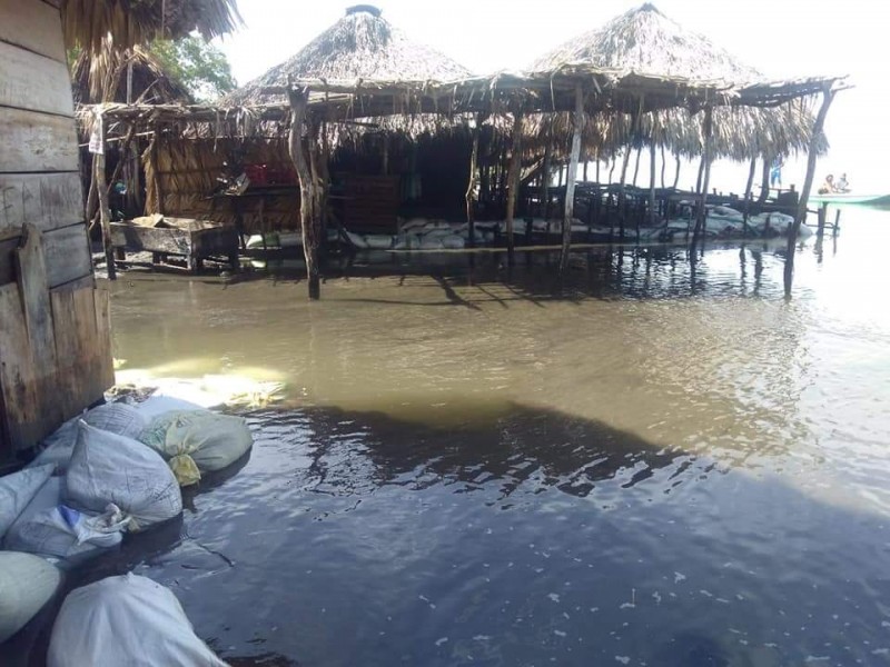 Mar de fondo afecta viviendas en Mapastepec