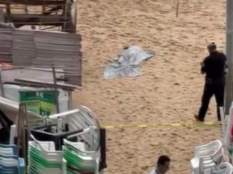 Mar de fondo arrastra a turista y muere en Acapulco