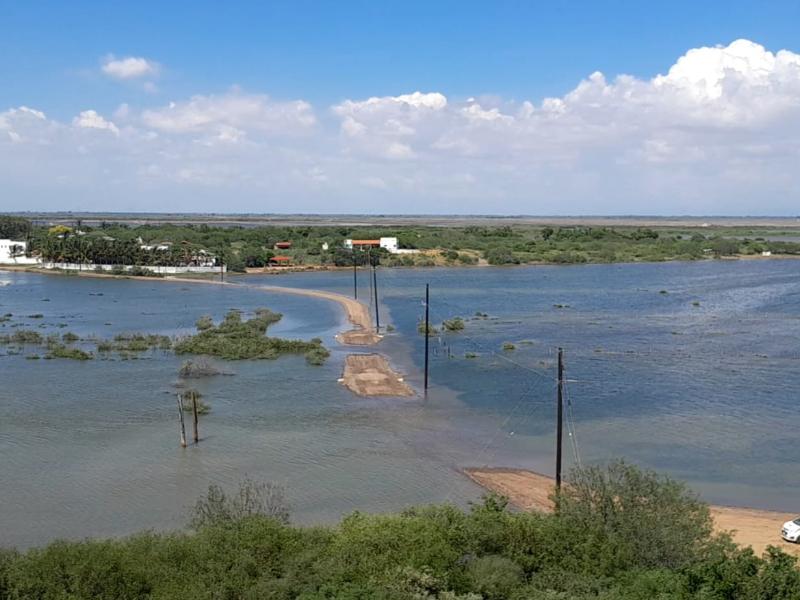 Mar de fondo deja incomunicado a La Pitahaya, Guasave