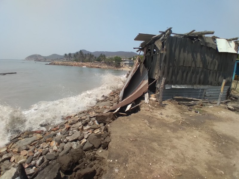Mar de fondo destruye palapas en Salina Cruz