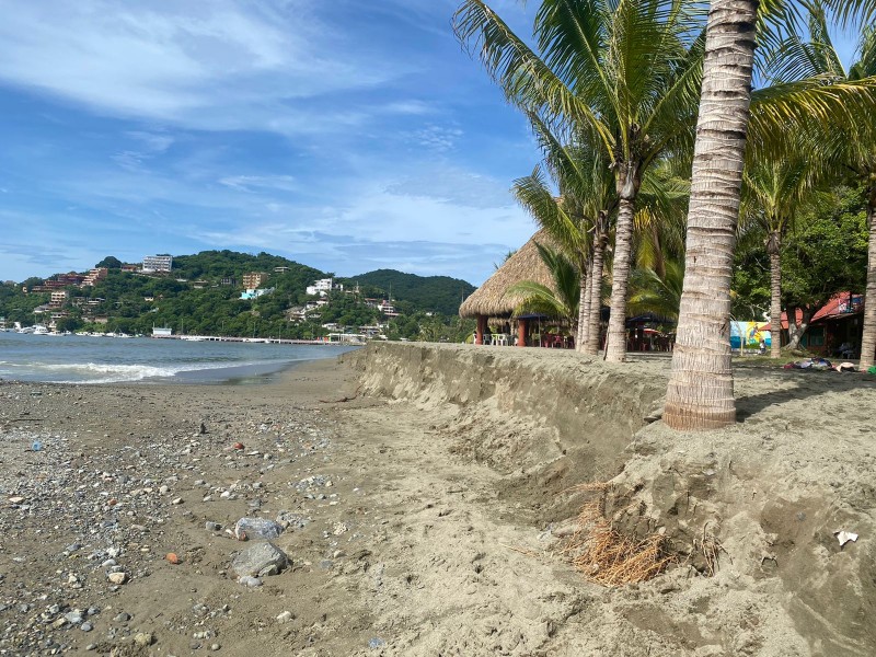 Mar de fondo erosiona playa Principal de Zihuatanejo