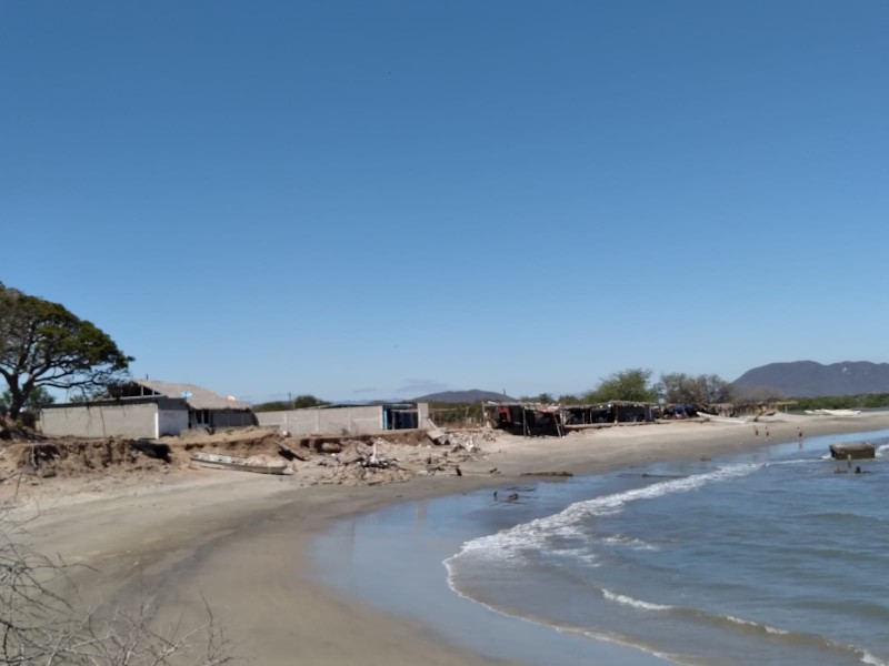 Mar en Bahía La Ventosa ha consumido aproximadamente doce palapas