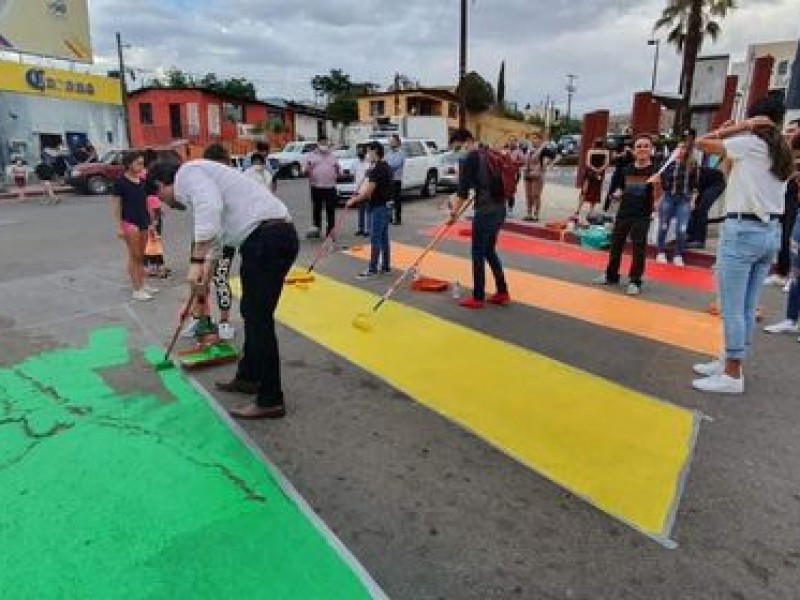 Marcan líneas peatonales con colores de bandera LGBT