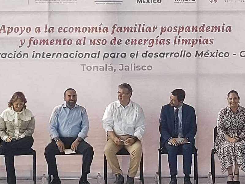 Marcelo Ebrad entregó calentadores solares en Tonalá