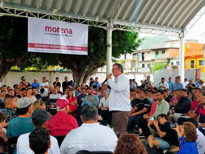 Marcelo Ebrard se reunió con jóvenes en Puerto Vallarta