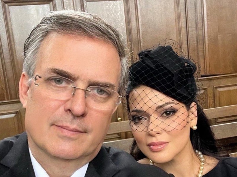 Marcelo Ebrard toma selfie en funeral de la Reina Isabel