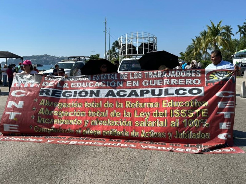 Marcha Ceteg en Acapulco; exigen derogación de la Ley del ISSSTE