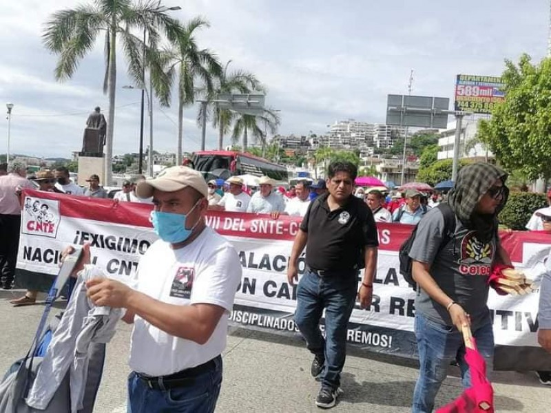 Marcha CETEG y CNTE en Acapulco por los 43