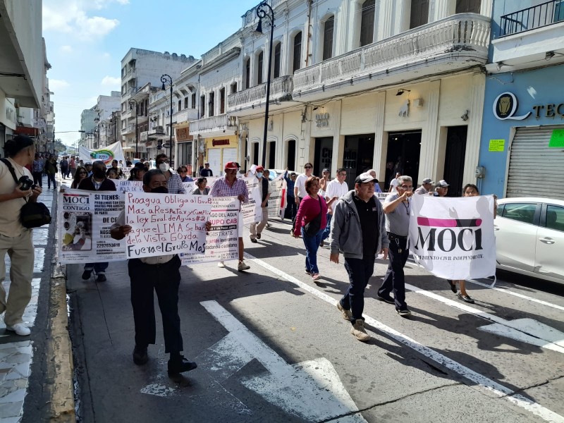 Marchan ciudadanos contra Grupo Mas y CFE en Veracruz