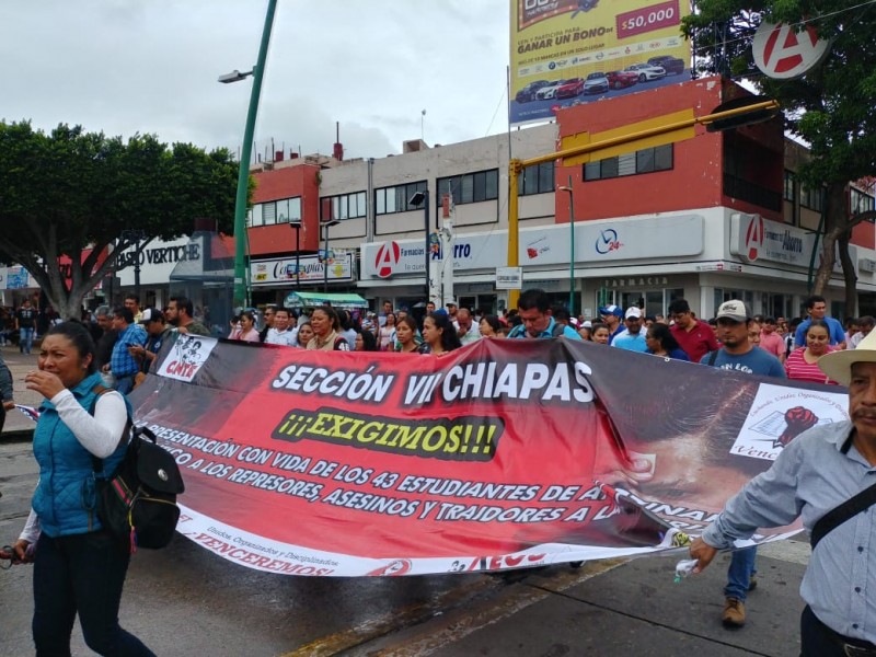 Marcha CNTE-MOCRI por aparición de 43 normalistas