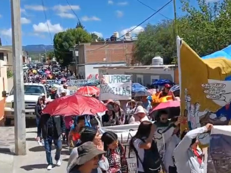 Ejidatarios y pobladores marchan contra la presa Milpillas