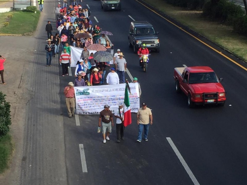 Marcha de Ejidatarios colapsa Carretera a Chapala