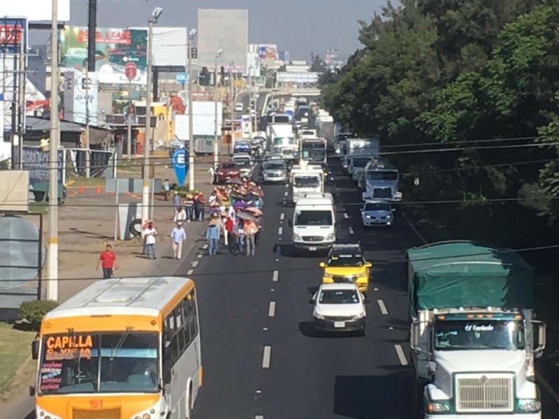 Marcha de ejidatarios colapsa carretera a Chapala