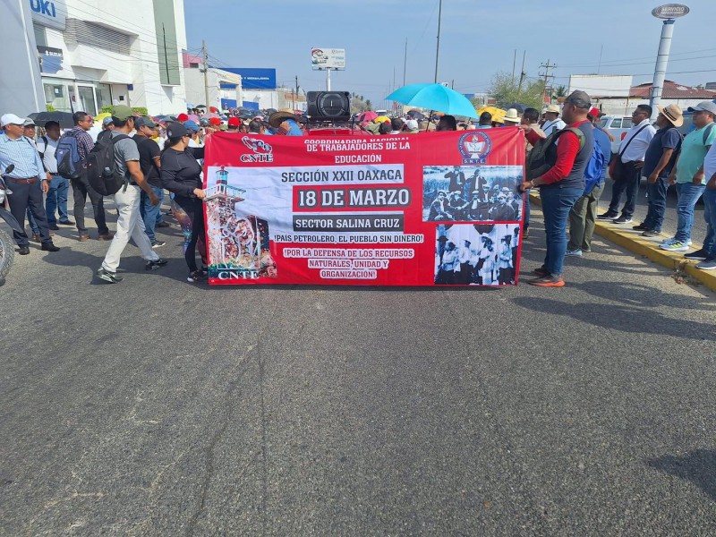 Marcha la S22 en Salina Cruz; anuncian futuras movilizaciones