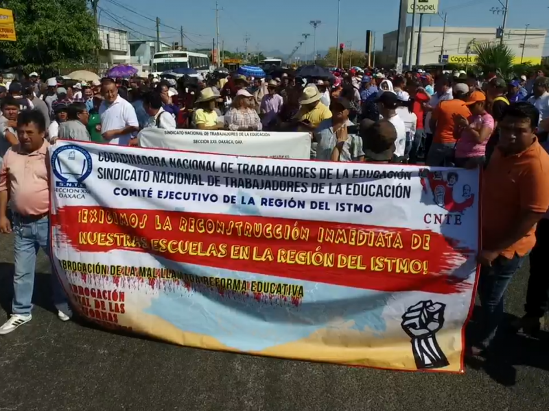 Marcha la Seccion 22 en Salina Cruz