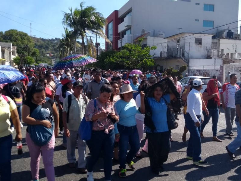 Marcha la sección 22 por gira de EPN