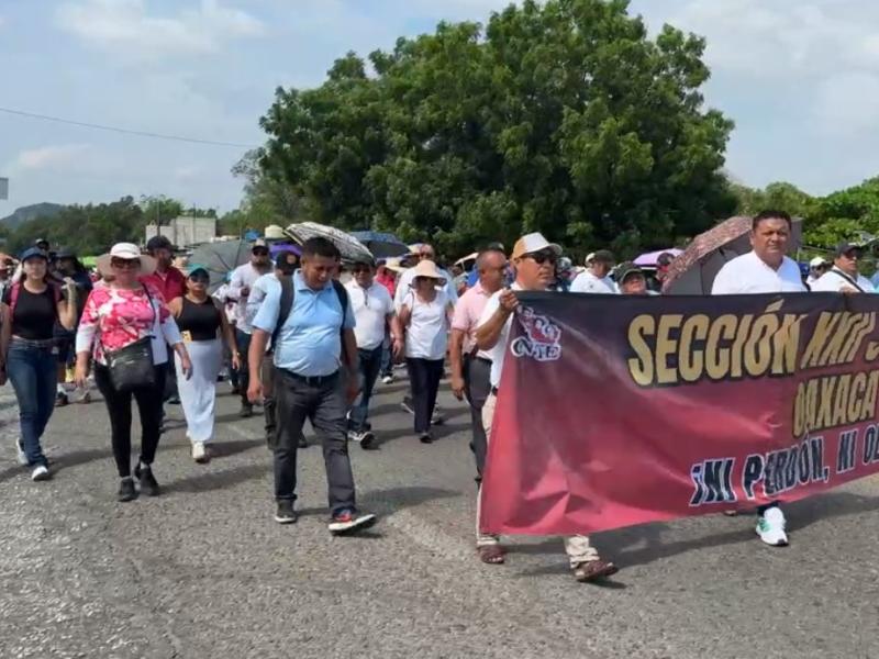 Marcha magisterio para exigir justicia por docente asesinado en San Blas Atempa